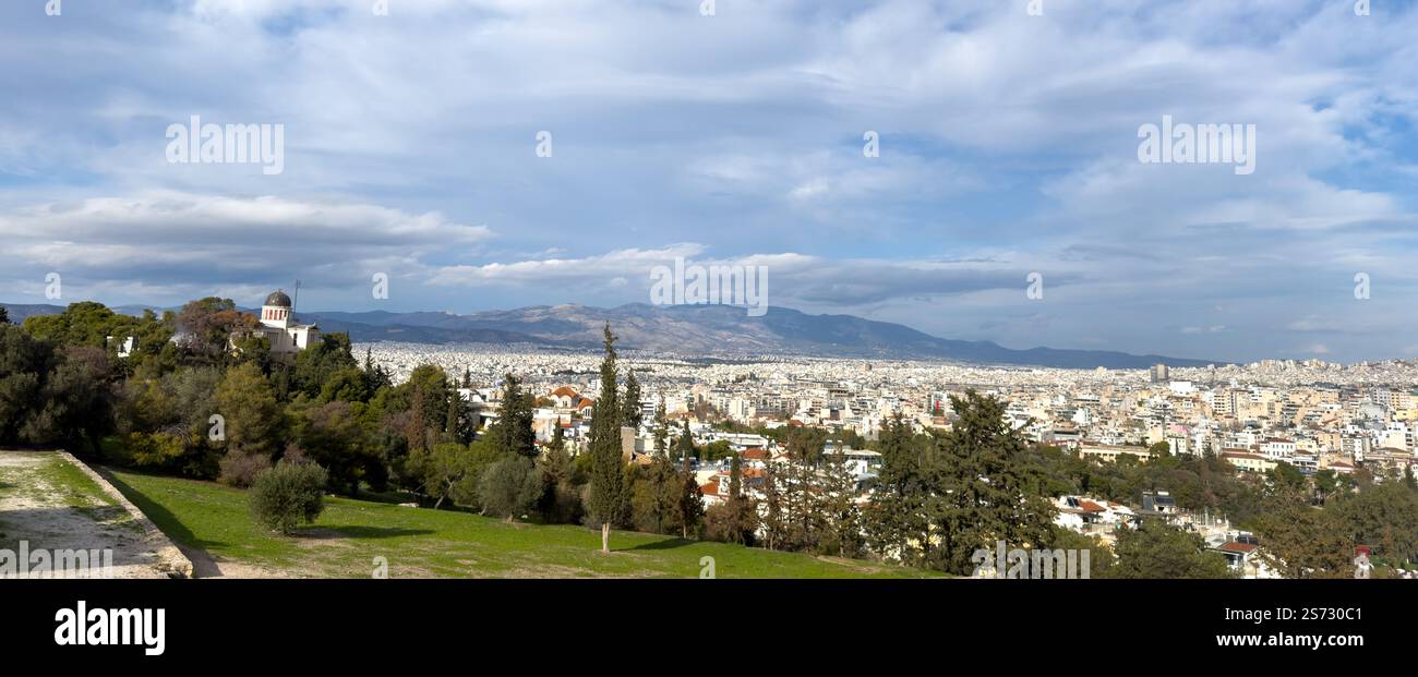 Athènes, Grèce. Parthénon, colline de l'Acropole et Mont Lycabette vue de la colline d'Areopagus, ciel bleu avec nuages Banque D'Images