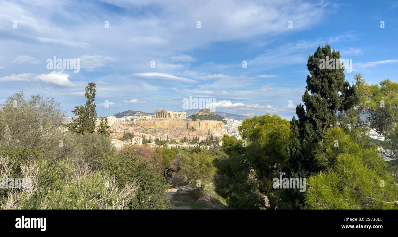 Athènes, Grèce. Parthénon, colline de l'Acropole et Mont Lycabette vue de la colline Philopappos, ciel bleu avec nuages Banque D'Images