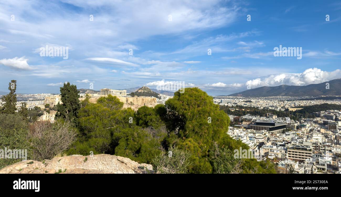Athènes, Grèce paysage urbain et Parthénon, colline de l'Acropole et musée. Vue depuis la colline de Philopappos, ciel bleu avec nuages Banque D'Images