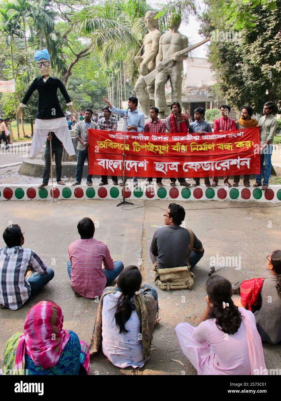 Manifestation étudiante devant le monument Aparajeyo Bangla, Université de Dhaka, demandant des réformes pour mettre fin à la corruption et assurer la stabilité dans les institutions académiques. Banque D'Images