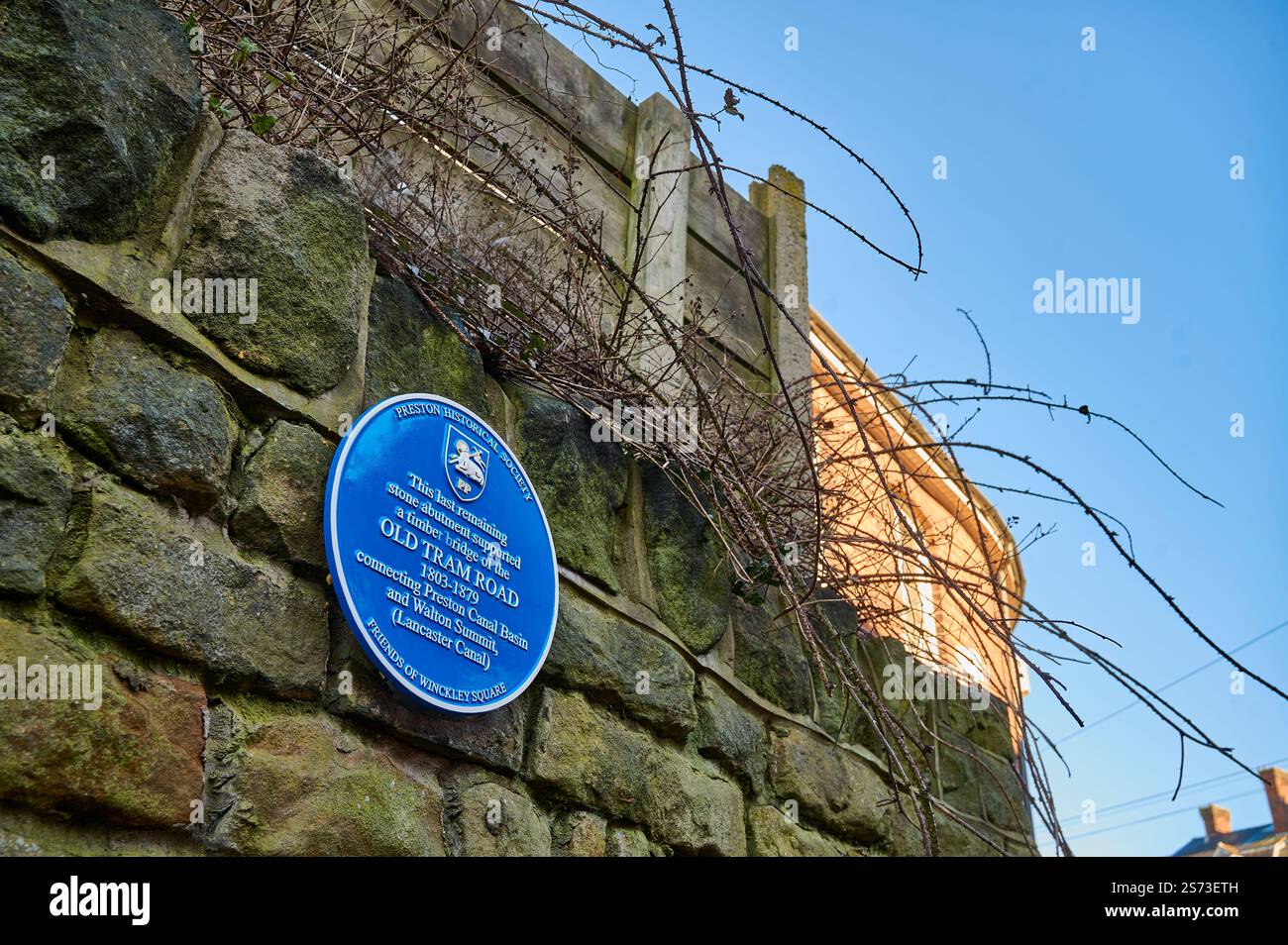 Pilier en pierre qui soutenait le pont de minuterie sur l'Old Tram Road, Preston, Royaume-Uni Banque D'Images