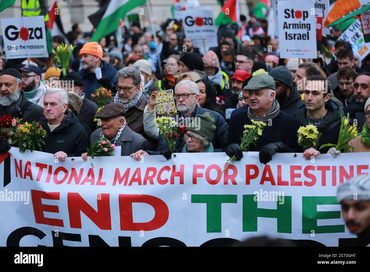 Londres, Royaume-Uni. 18 janvier 2025. Les députés JOHN McDonnell et JEREMY CORBYN à la manifestation nationale pour la Palestine. La manifestation nationale pour la Palestine aura lieu à Whitehall, près de Downing Street, dans le centre de Londres. Les manifestants réclament la fin du génocide israélien des Palestiniens, l'arrêt des livraisons d'armes à Israël et la cessation des attaques contre l'Iran. Ils soulignent également la nécessité de mettre fin à la complicité britannique avec Israël, y compris le commerce des armes, et de s'opposer à la politique d'apartheid en Palestine. Crédit : Waldemar Sikora / Alamy Live News Banque D'Images