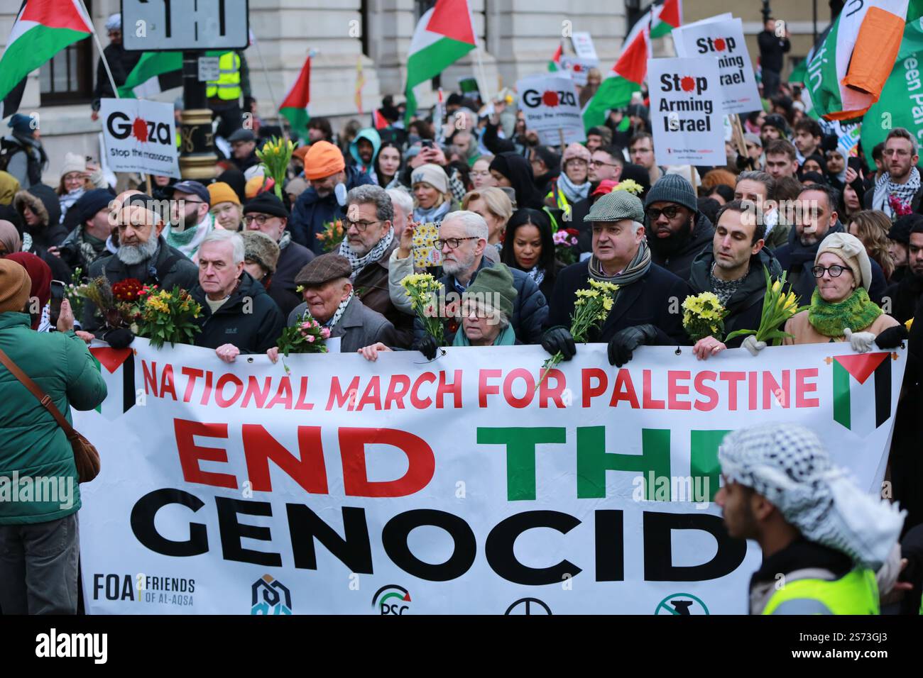 Londres, Royaume-Uni. 18 janvier 2025. Les députés JOHN McDonnell et JEREMY CORBYN à la manifestation nationale pour la Palestine. La manifestation nationale pour la Palestine aura lieu à Whitehall, près de Downing Street, dans le centre de Londres. Les manifestants réclament la fin du génocide israélien des Palestiniens, l'arrêt des livraisons d'armes à Israël et la cessation des attaques contre l'Iran. Ils soulignent également la nécessité de mettre fin à la complicité britannique avec Israël, y compris le commerce des armes, et de s'opposer à la politique d'apartheid en Palestine. Crédit : Waldemar Sikora / Alamy Live News Banque D'Images