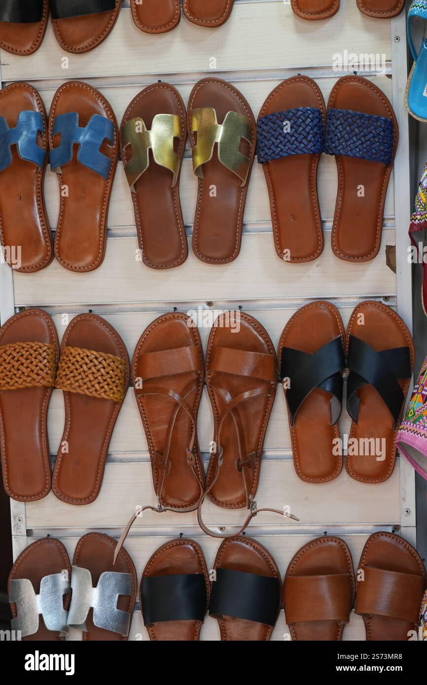 Chaussures colorées, souk, Marakesh, Maroc Banque D'Images