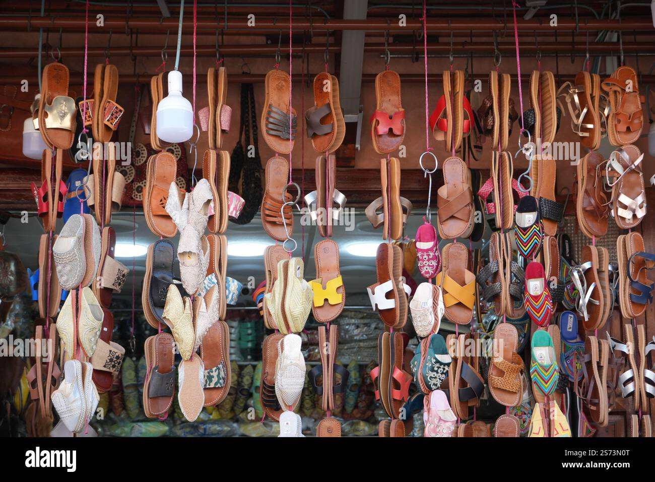 Chaussures colorées, souk, Marakesh, Maroc Banque D'Images