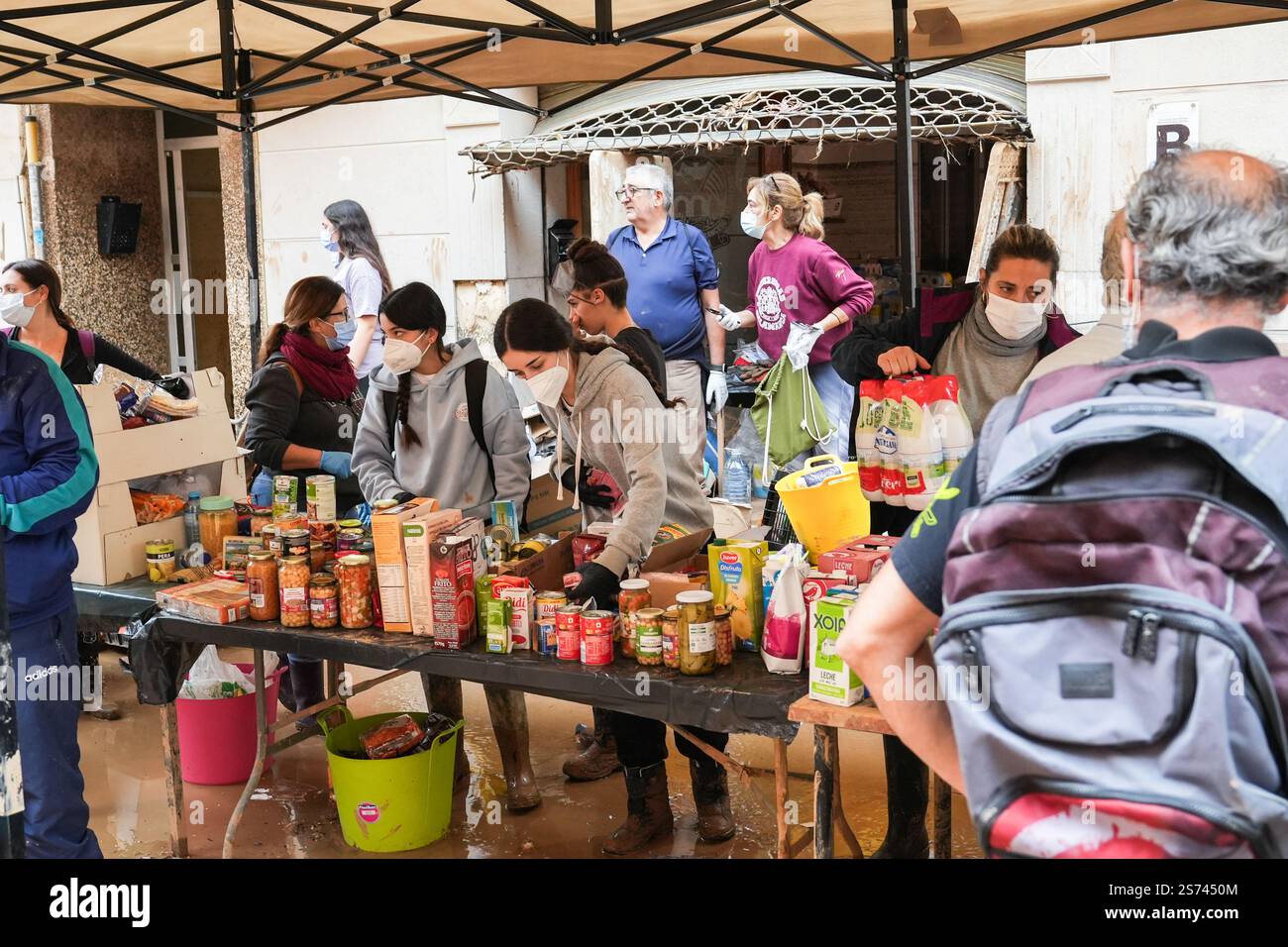 Point de distribution de nourriture gratuit pour les résidents dans le besoin après les inondations de la DANA. Soutien humanitaire et pénurie alimentaire. Paiporta, Espagne. Banque D'Images