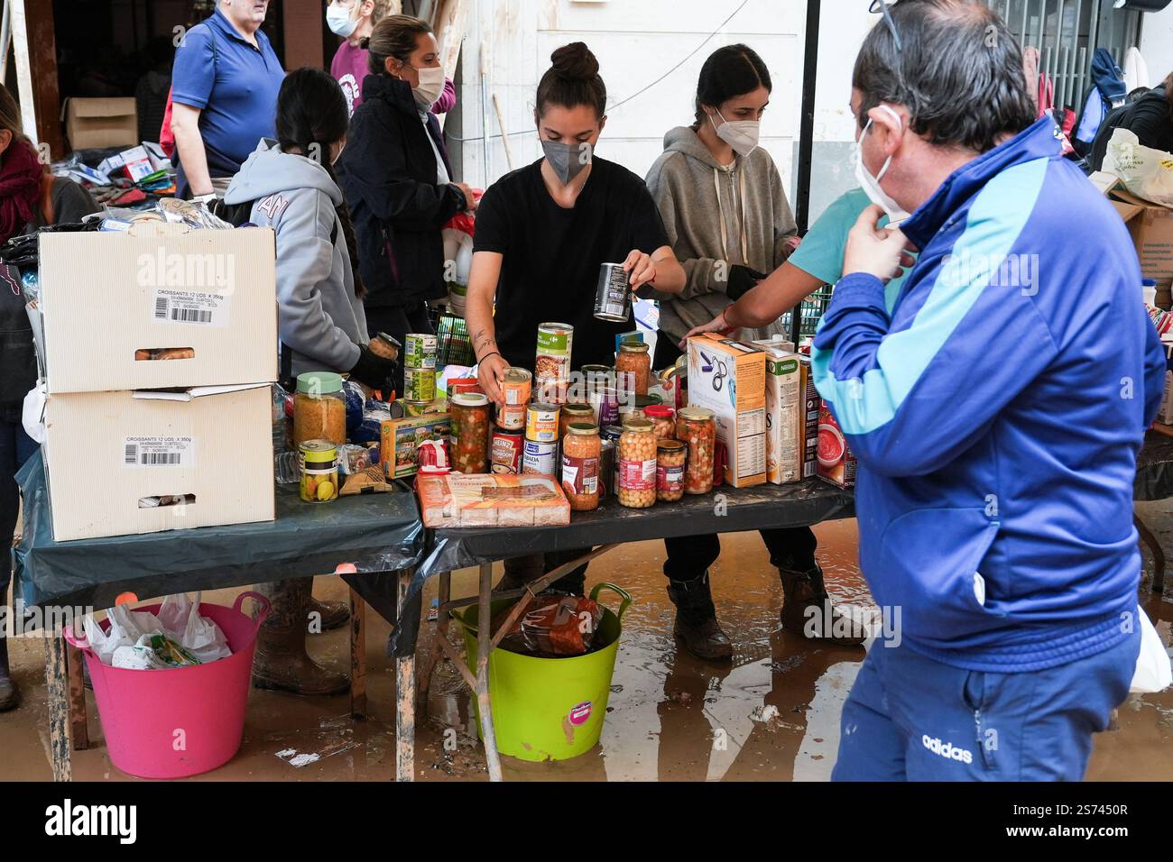 Point de distribution de nourriture gratuit pour les résidents dans le besoin après les inondations de la DANA. Soutien humanitaire et pénurie alimentaire. Paiporta, Espagne. Banque D'Images