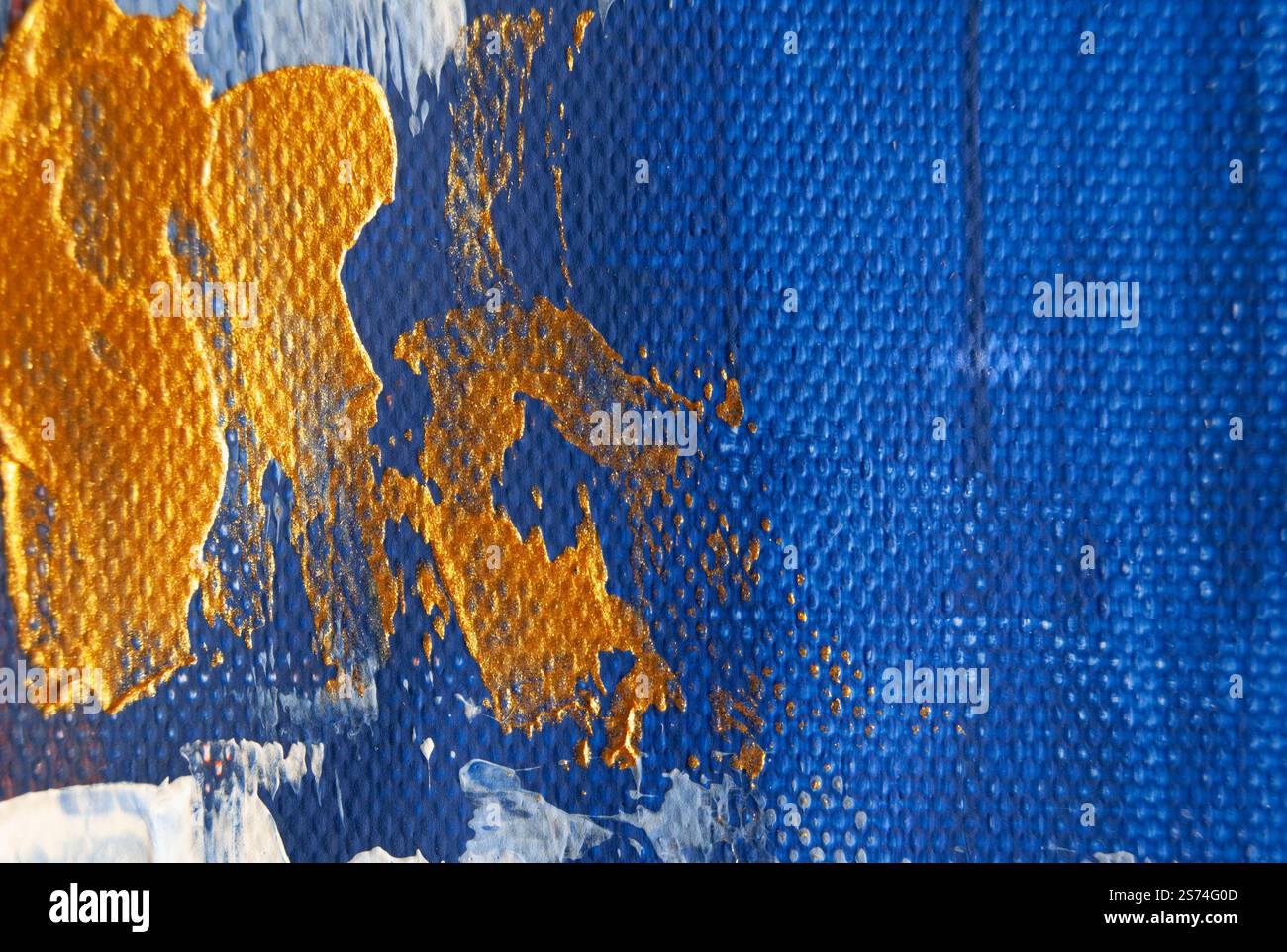 Couches abstraites de peinture acrylique bleue, blanche et dorée sur toile, formant un fond artistique vibrant et texturé. Banque D'Images