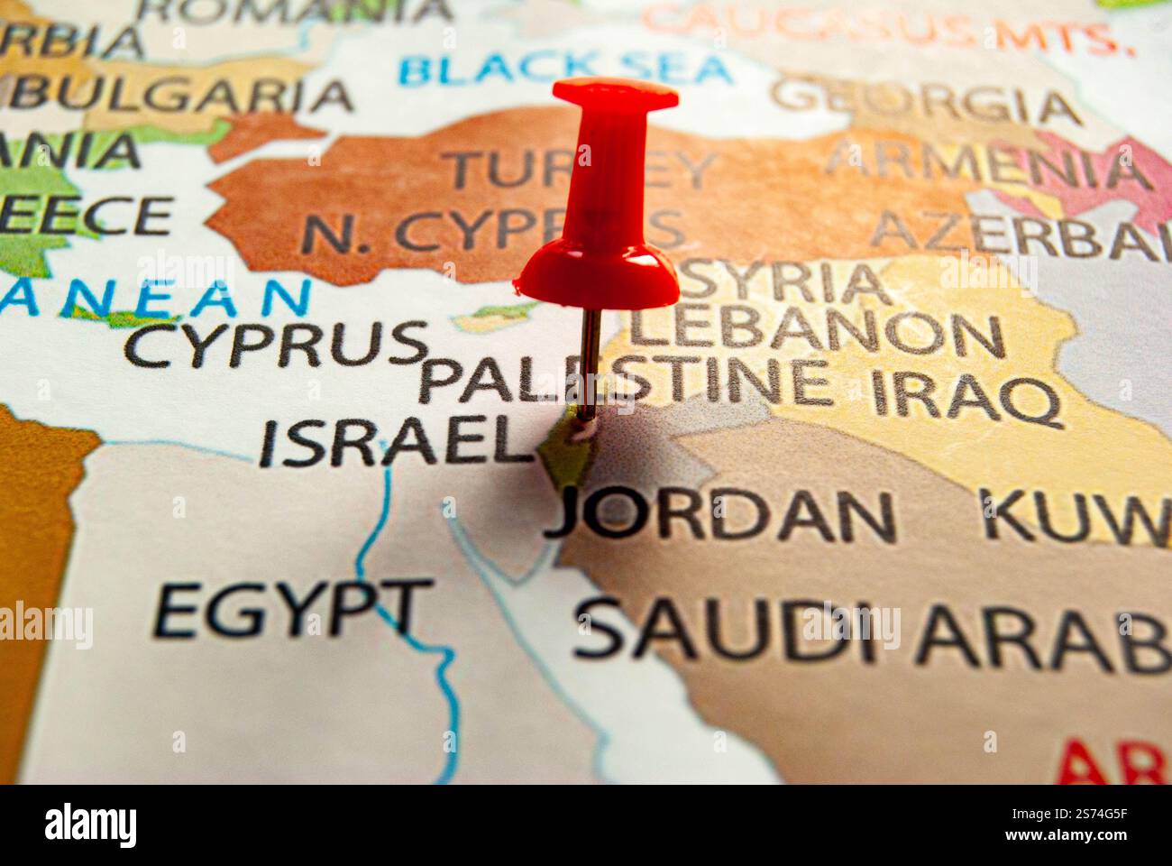 Carte mettant en évidence Israël et la Palestine avec des épingles sur leurs emplacements. Banque D'Images
