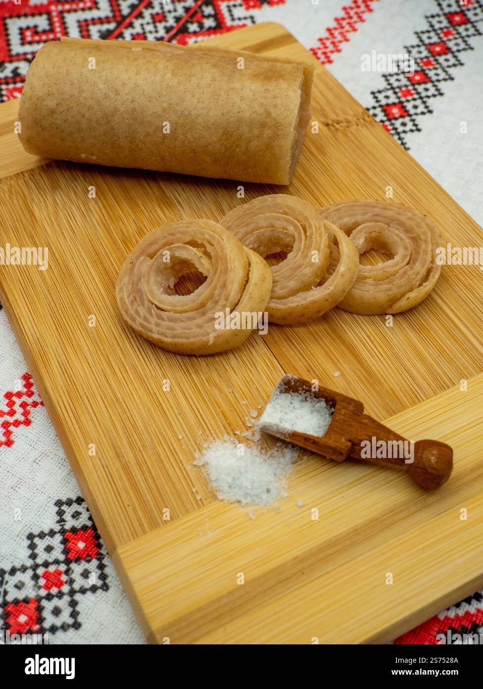 voyages de croûte de porc crue avec du sel, délicatesse traditionnelle de la cuisine roumaine connue sous le nom de sorici en roumain Banque D'Images