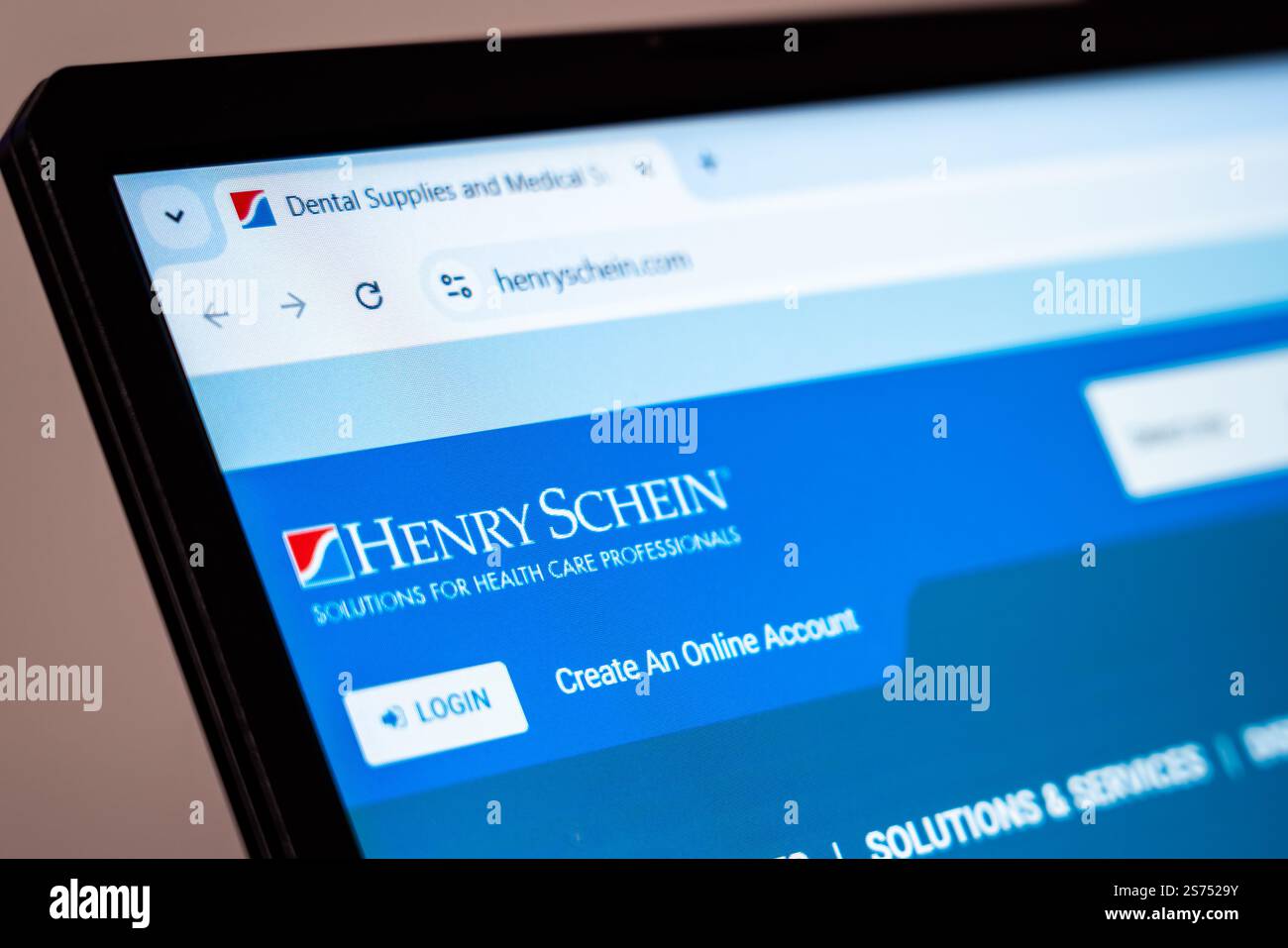 New York, États-Unis - 17 janvier 2025 : le site Web Henry Schein affiché sur l'écran d'un ordinateur portable présentant les fournitures dentaires et les solutions de soins de santé Banque D'Images
