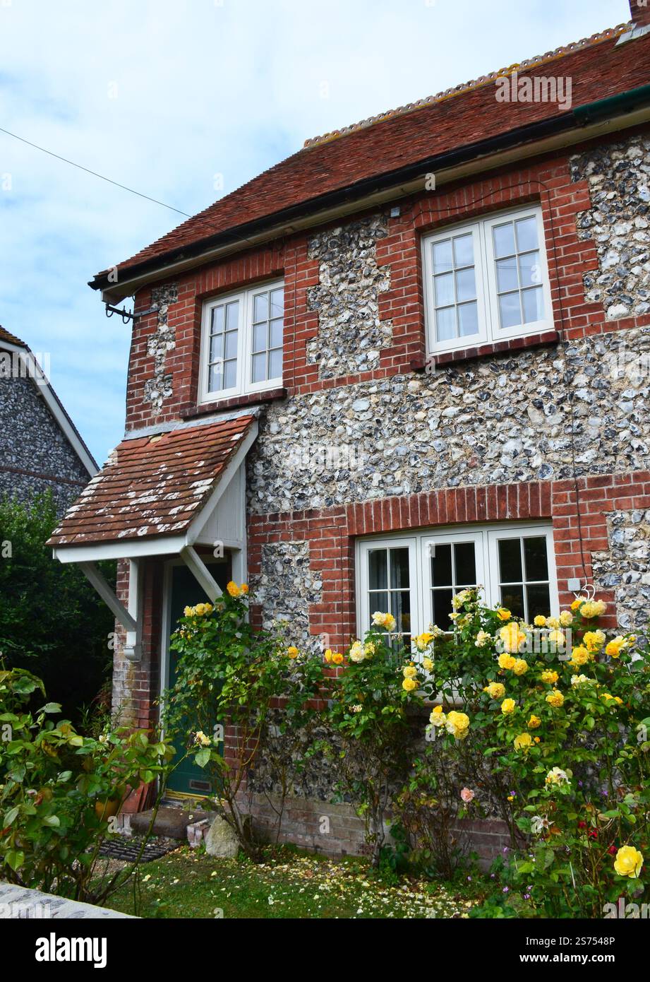 Charmant cottage en brique et pierre à East Dean, Eastbourne, Angleterre, Royaume-Uni Banque D'Images