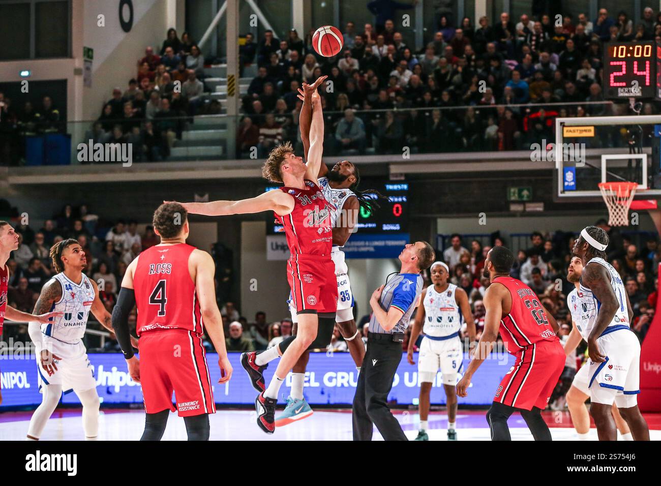 Reggio Emilia, Italie. 18 janvier 2025. Jayce Johnson (Pallacanestro Trieste) et Kenneth Faried (Unahotels Reggio Emilia) pendant Unahotels Reggio Emilia vs Pallacanestro Trieste, match italien de basket-ball Serie A à Reggio Emilia, Italie, 18 janvier 2025 crédit : Independent photo Agency/Alamy Live News Banque D'Images