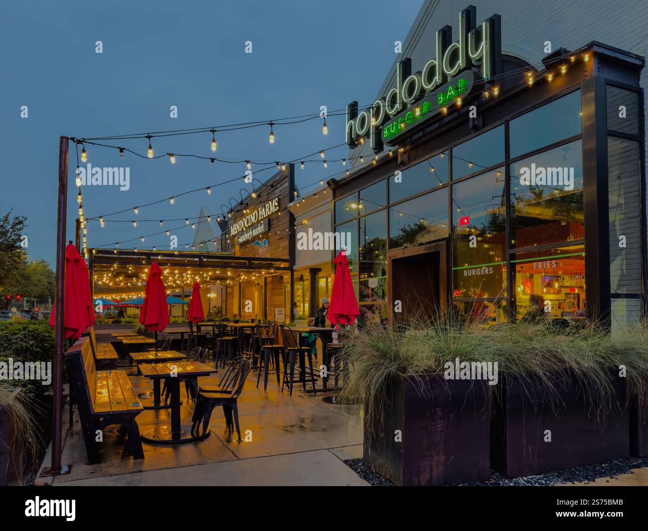 Extérieur du restaurant et bar Hopdaoddy qui sert des hamburgers et de la bière, avec repas en plein air, Rice Village District, Houston, Tennessee, États-Unis. Banque D'Images