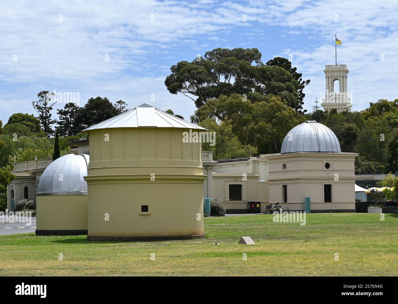 Melbourne, Australie complexe observatoire du jardin botanique montrant des bâtiments en forme de dôme entourés de pelouse verte et d'arbres. Banque D'Images