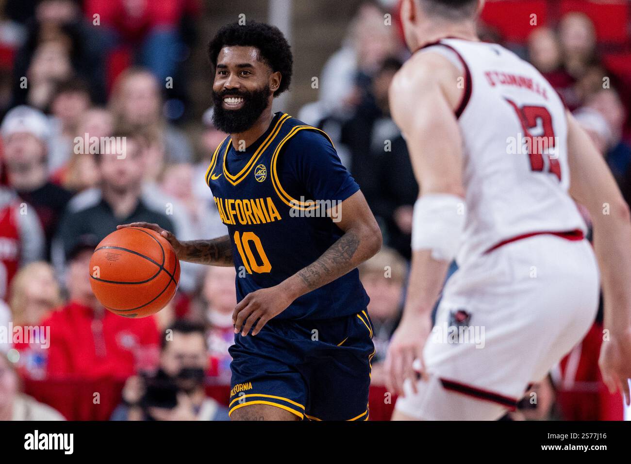 18 janvier 2025 : le gardien californien Jovan Blacksher Jr. (10 ans) fait monter le ballon sur le terrain contre l'État de Caroline du Nord lors de la deuxième moitié du match de basket-ball NCAA College au Lenovo Center à Raleigh, Caroline du Nord. (Scott Kinser/CSM) Banque D'Images