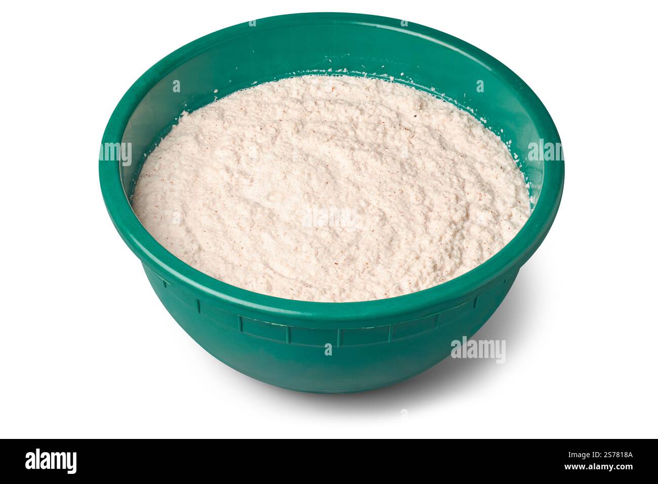 grand bol vert rempli de flocons de noix de coco finement moulus pour extraire le lait de coco fond blanc isolé, liquide savoureux crémeux Banque D'Images