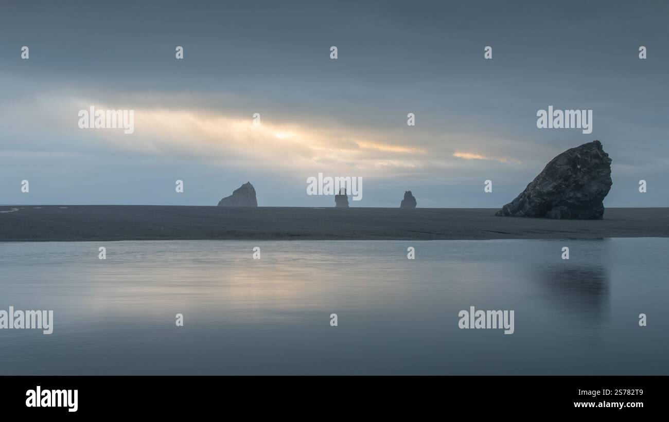 Un paysage simple de la côte ouest de la Californie avec des rochers, des reflets et de l'eau sereine. Idéal pour la photographie minimaliste et nature. Banque D'Images