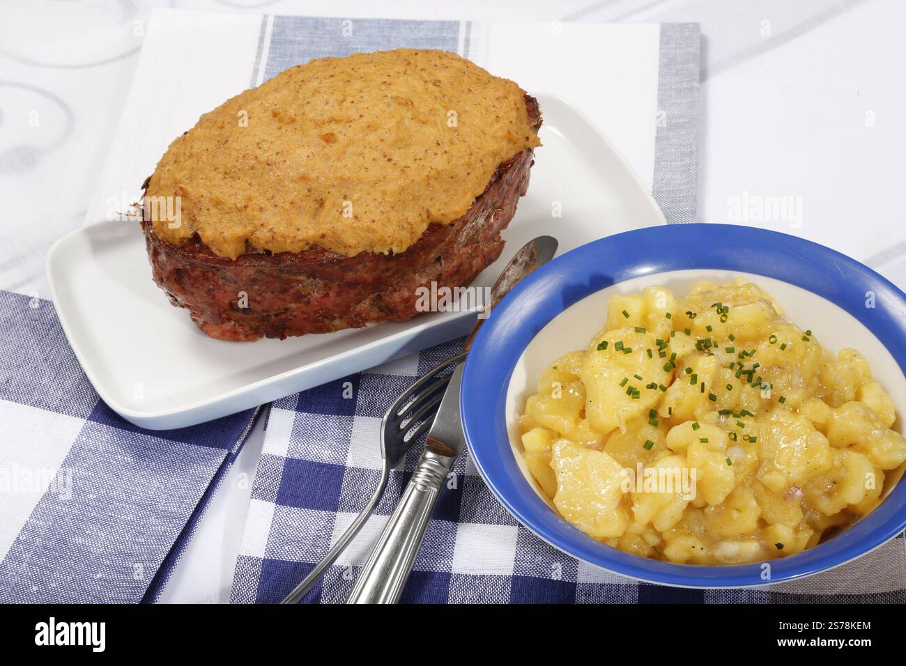 Cuisine souabe, Stuttgarter Leberkaes enrobé de moutarde au raifort, salade de pommes de terre souabe, Leberkaese, pain de viande, croûte de moutarde, coo de grand-mère Banque D'Images