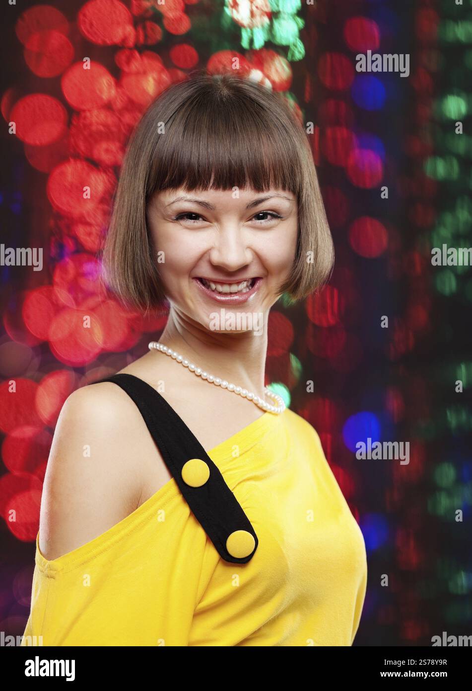 Portrait d'une jolie jeune femme élancée dans une robe jaune vif, Fédération de Russie Banque D'Images