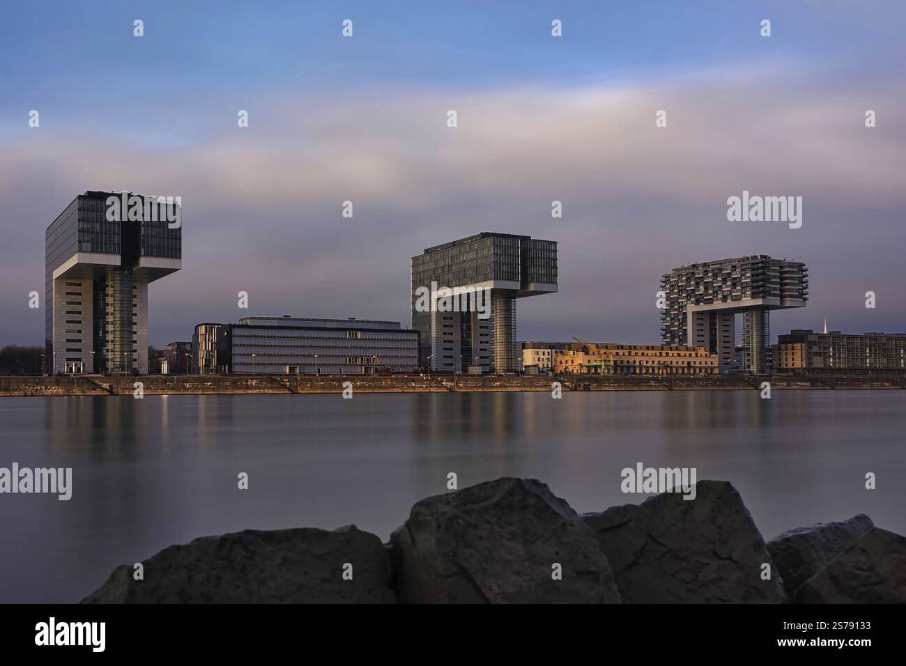 Vue sur le Rhin avec grues, lever du soleil, longue exposition, Cologne, Allemagne, Europe Banque D'Images