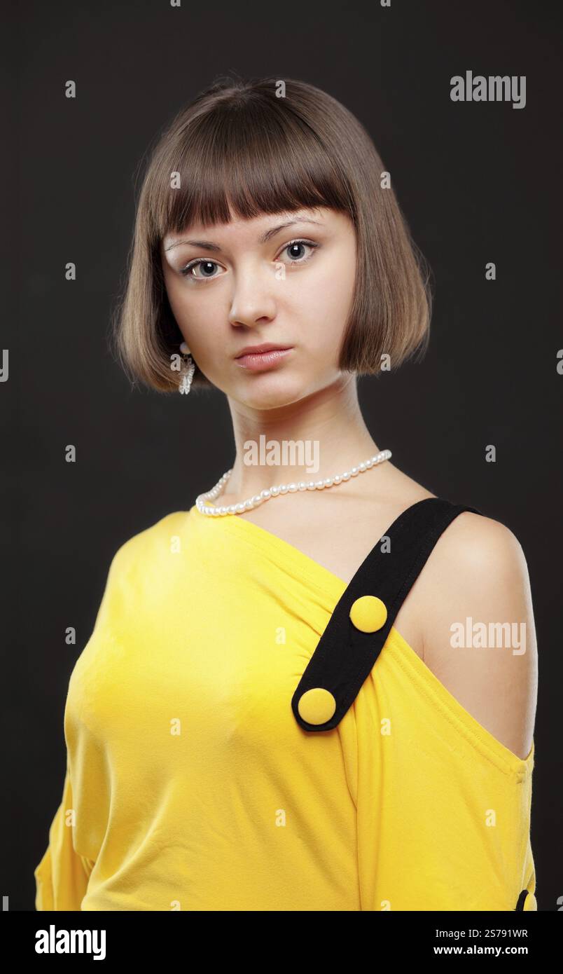 Portrait d'une jolie jeune femme dans une robe jaune vif, Fédération de Russie Banque D'Images
