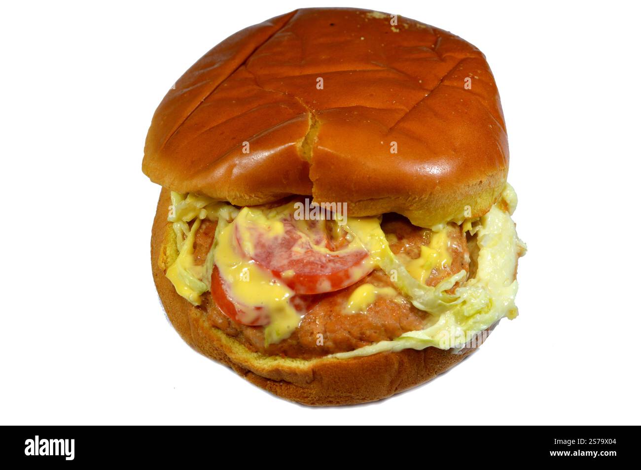 Hamburger de poulet au fromage dans un petit pain rond avec hamburger de poulet frit, dinde fumée, laitue, tomate, grande sauce savoureuse et fromage cheddar, sandwich burger wi Banque D'Images