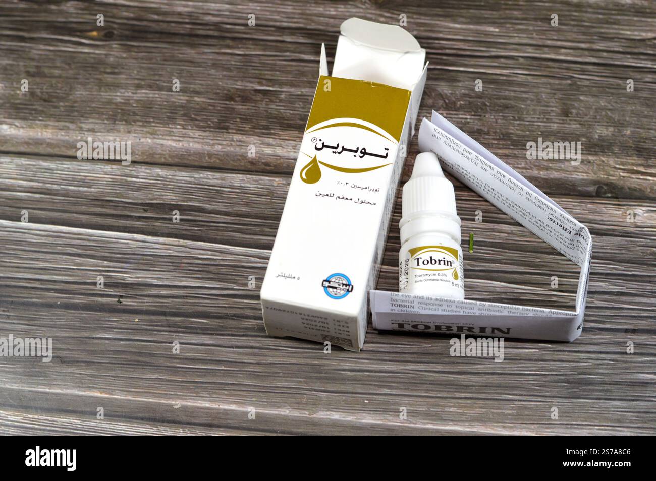 Le Caire, Egypte, 11 janvier 2025 : Tobrin collyre 5 ml Tobramycin solution ophtalmique stérile, antibiotique antibactérien pour les infections bactériennes oculaires (bac Banque D'Images
