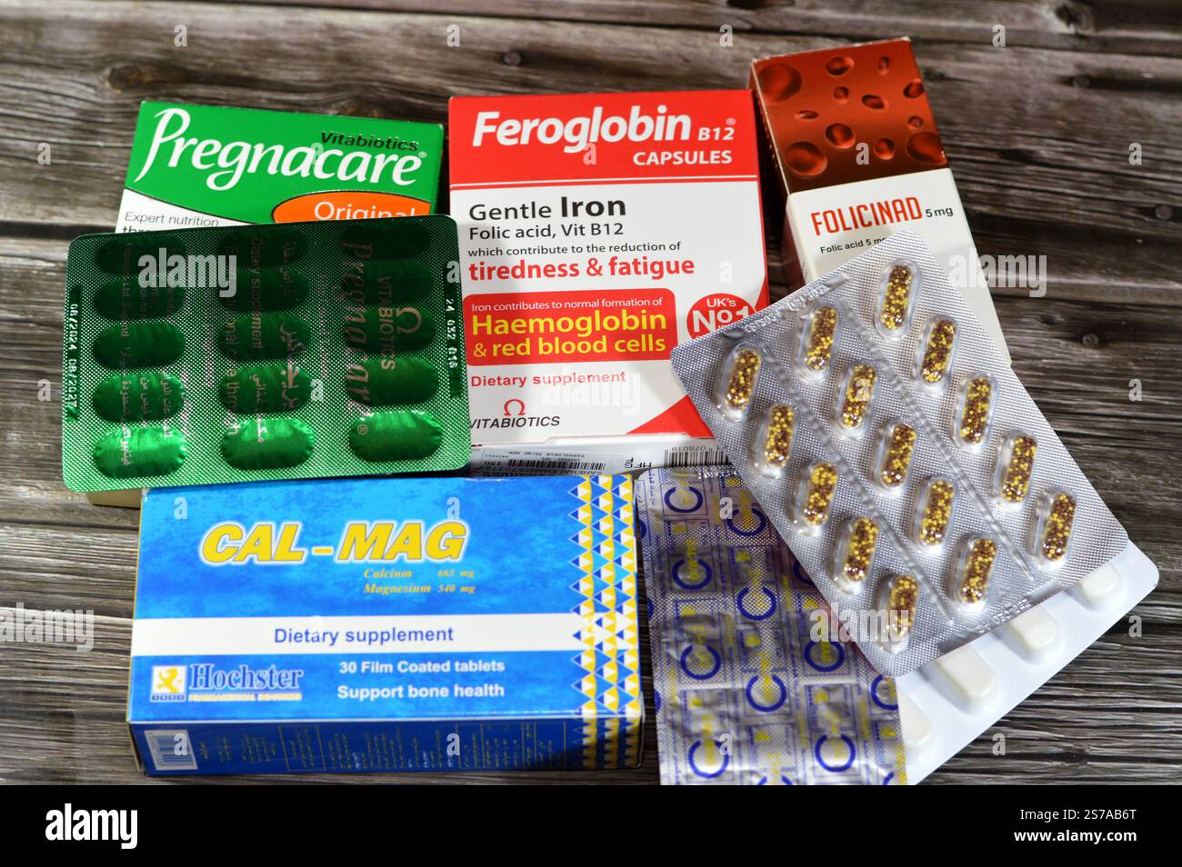 Le Caire, Egypte, 2 janvier 2025 : médicaments de grossesse avec de multiples vitamines et minéraux pour une période de grossesse saine pour la mère et le fœtus, Folicinad, pregna Banque D'Images