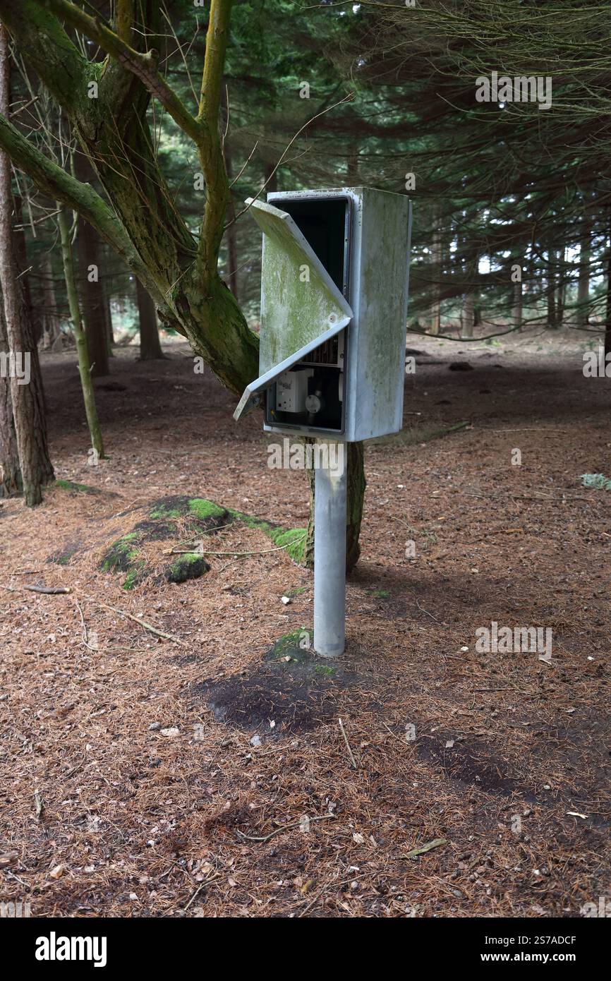 Ancienne unité de commande des feux de circulation routière utilisant des cartes de circuits imprimés pour exécuter un ensemble de signaux. Trouvé parmi les arbres de l'ancienne piste d'essai TRRL Banque D'Images