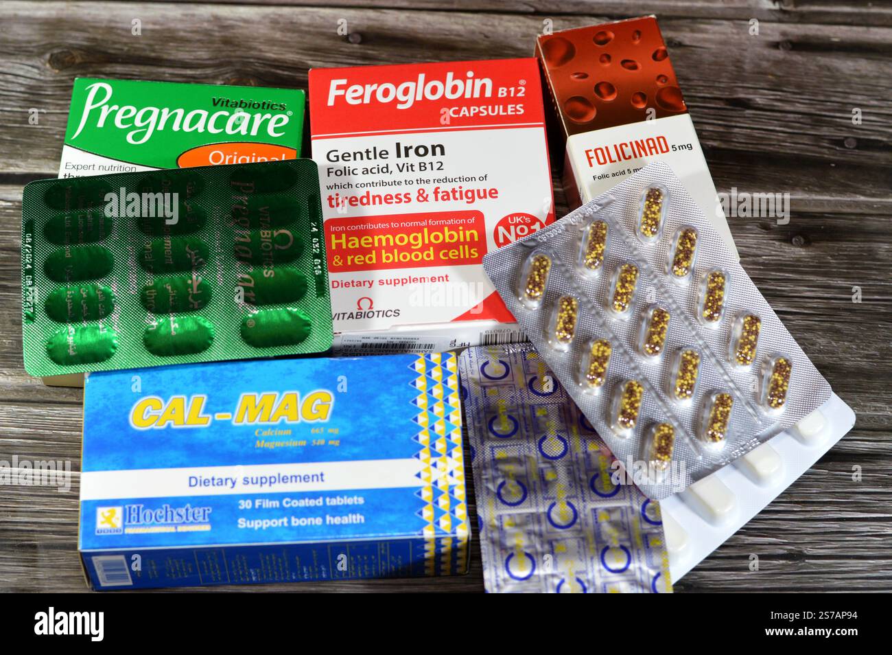 Le Caire, Egypte, 2 janvier 2025 : médicaments de grossesse avec de multiples vitamines et minéraux pour une période de grossesse saine pour la mère et le fœtus, Folicinad, pregna Banque D'Images