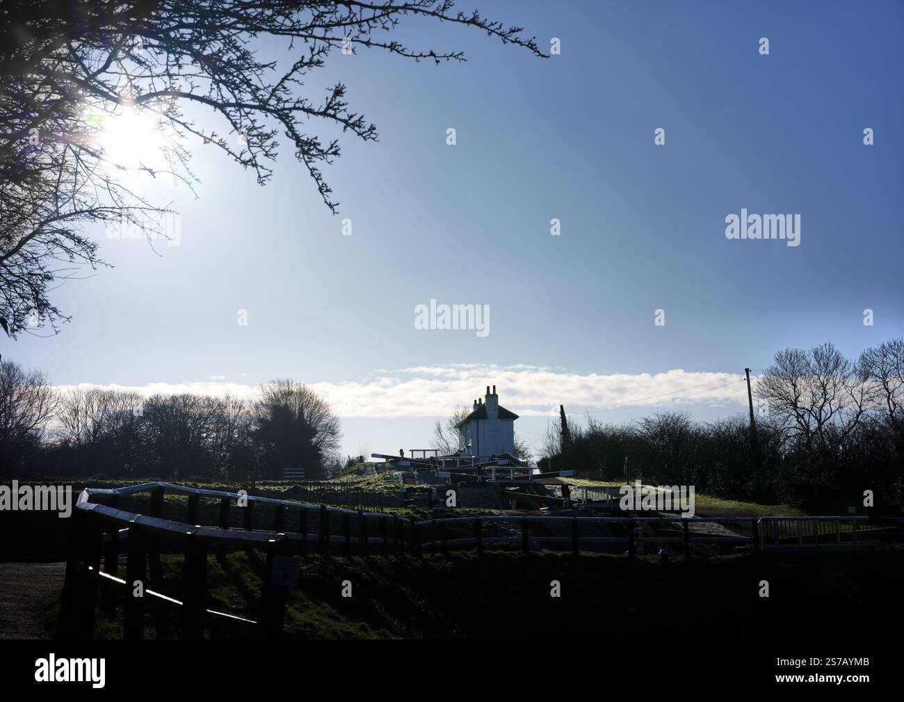 Journée d'hiver ensoleillée au sommet des écluses de Foxton, le plus long escalier d'écluses en Grande-Bretagne. Banque D'Images