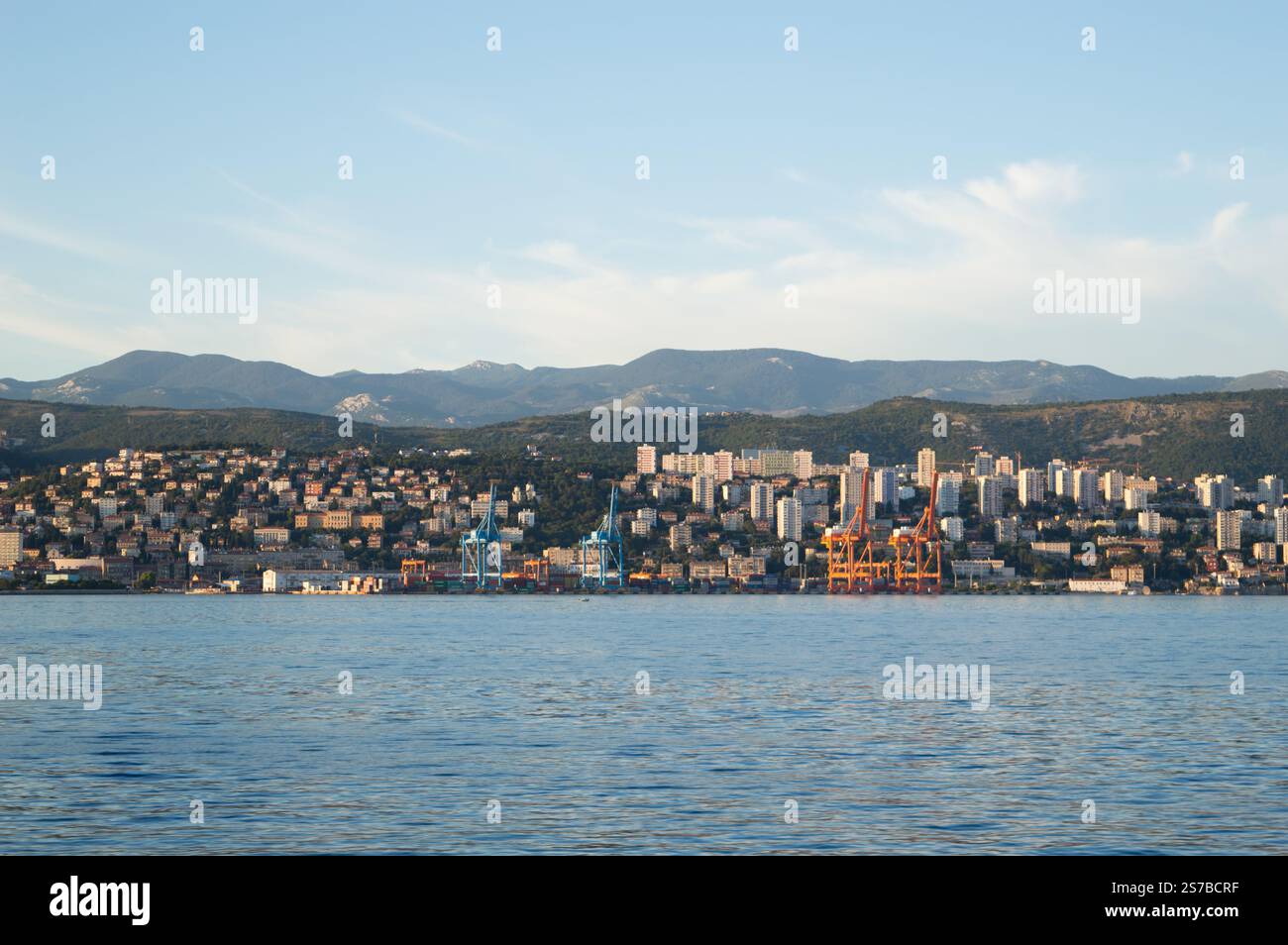 Rijeka, Croatie - 10 juillet 2020 : vue sur le front de mer de la ville Rijeka, terminal à conteneurs Banque D'Images