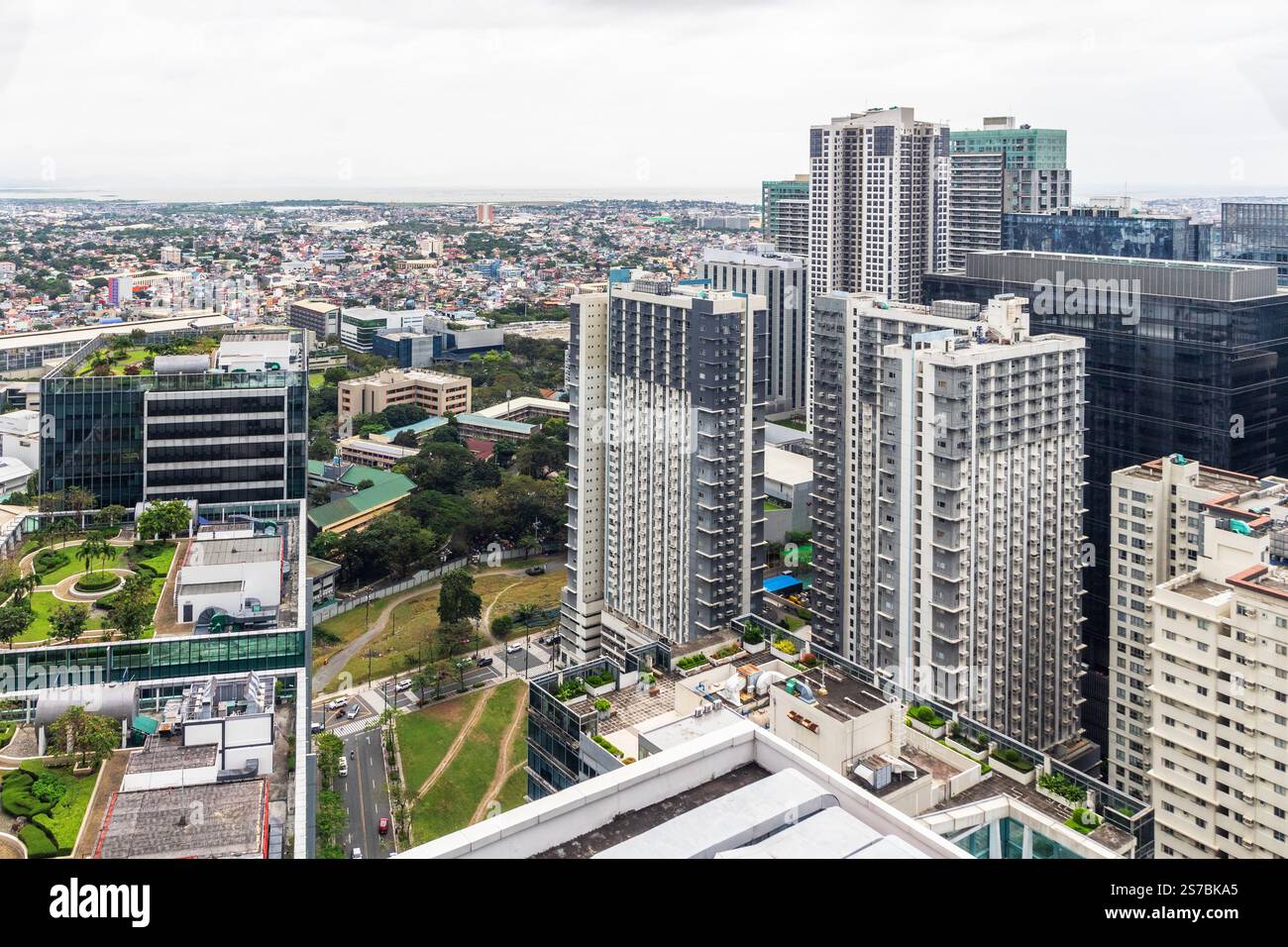 Des tours de verre modernes dominent Uptown Bonifacio à Bonifacio Global City, un quartier d'affaires de premier plan à Taguig, Metro Manila, Philippines Banque D'Images