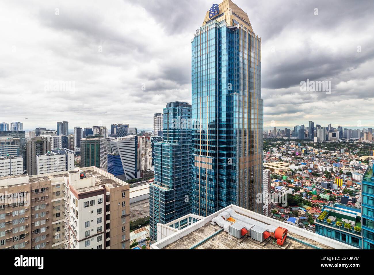 Des tours de verre modernes dominent Uptown Bonifacio à Bonifacio Global City, un quartier d'affaires de premier plan à Taguig, Metro Manila, Philippines Banque D'Images