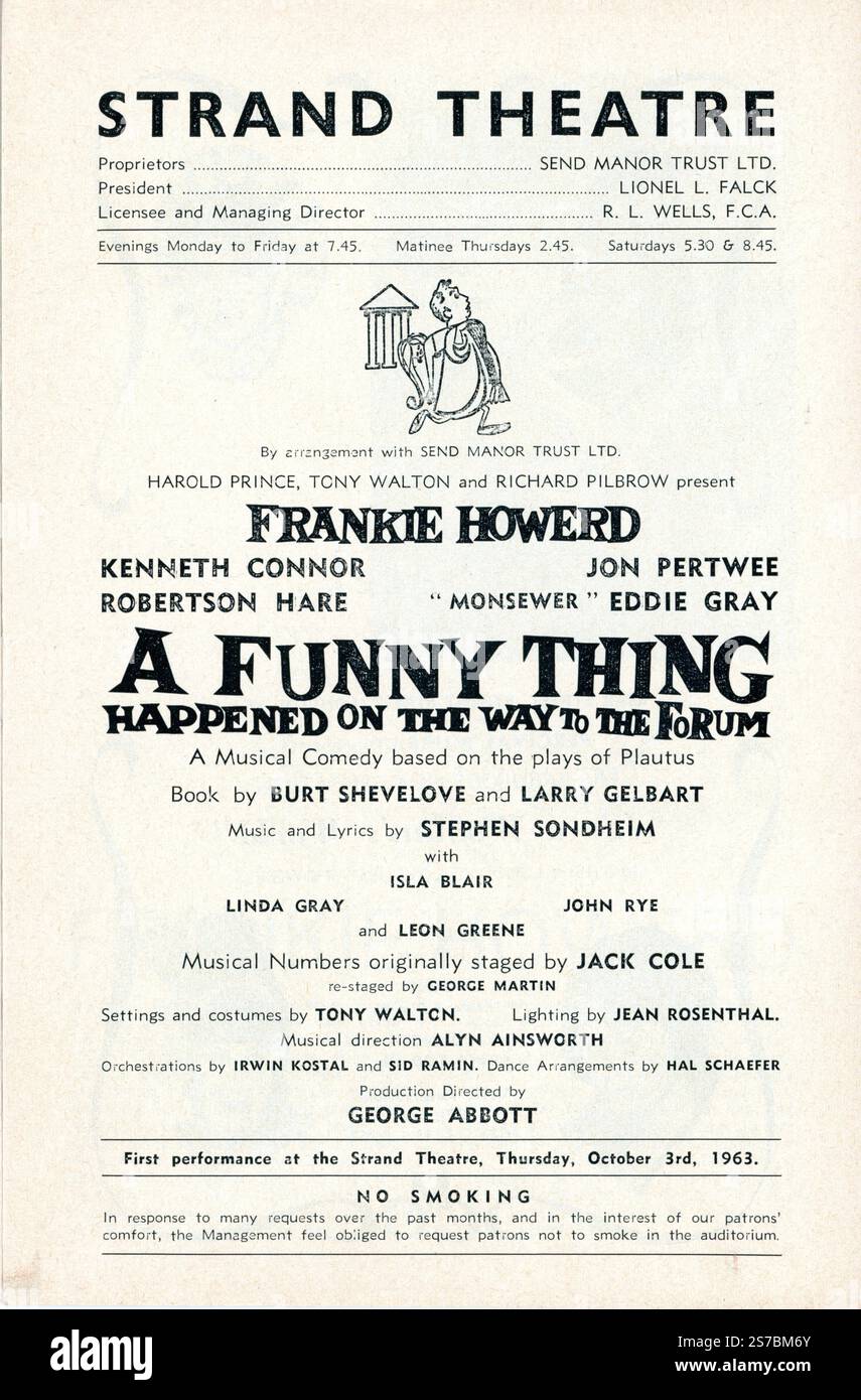 À l'intérieur de la page de titre du programme pour la production originale de la scène londonienne avec FRANKIE HOWERD KENNETH CONNOR ROBERTSON HARE JON PERTWEE et ''MONSEWER'' EDDIE GRAY dans A FUNNY THING HAPPEN ON THE WAY TO THE FORUM Director GEORGE ABBOTT une comédie musicale basée sur les pièces du livre de Plautus Burt Shevelove et Larry Gelbart musique et paroles Stephen Sondheim décor et costumes Tony Walton pour la première fois au Strand Theatre le jeudi 3 octobre 1963 Banque D'Images