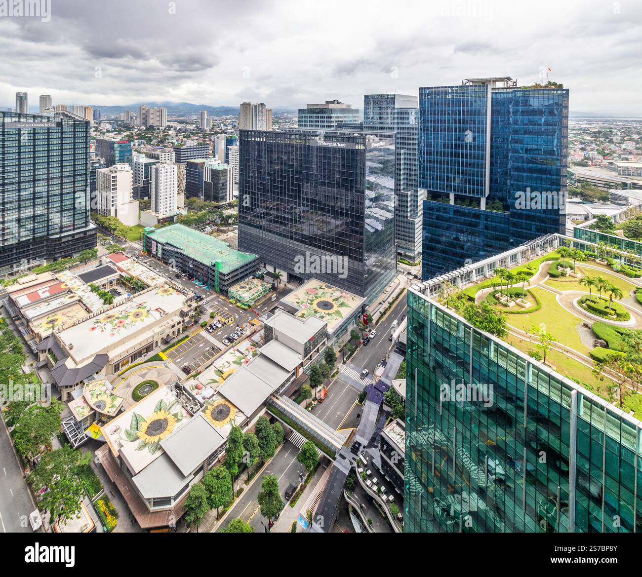 Des tours de verre modernes dominent Uptown Bonifacio à Bonifacio Global City, un quartier d'affaires de premier plan à Taguig, Metro Manila, Philippines Banque D'Images