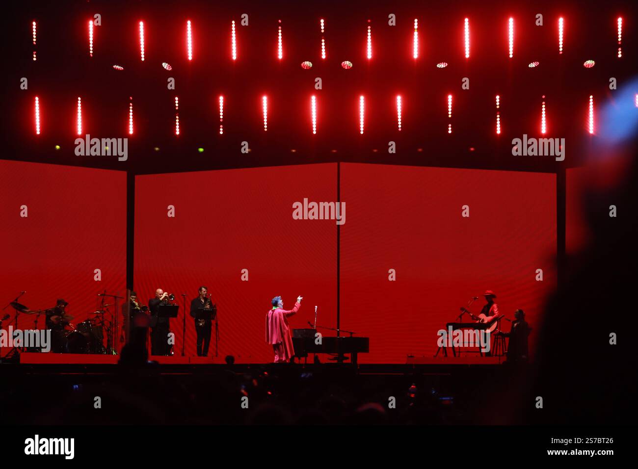 Mexico, Mexique. 18 janvier 2025. Le chanteur argentin Fito Paez se produit lors d'un concert gratuit sur la place principale Zocalo à Mexico, au Mexique, le 18 janvier 2025. (Photo de Carlos Santiago/Eyepix Group) (photo de Eyepix/NurPhoto) crédit : NurPhoto SRL/Alamy Live News Banque D'Images