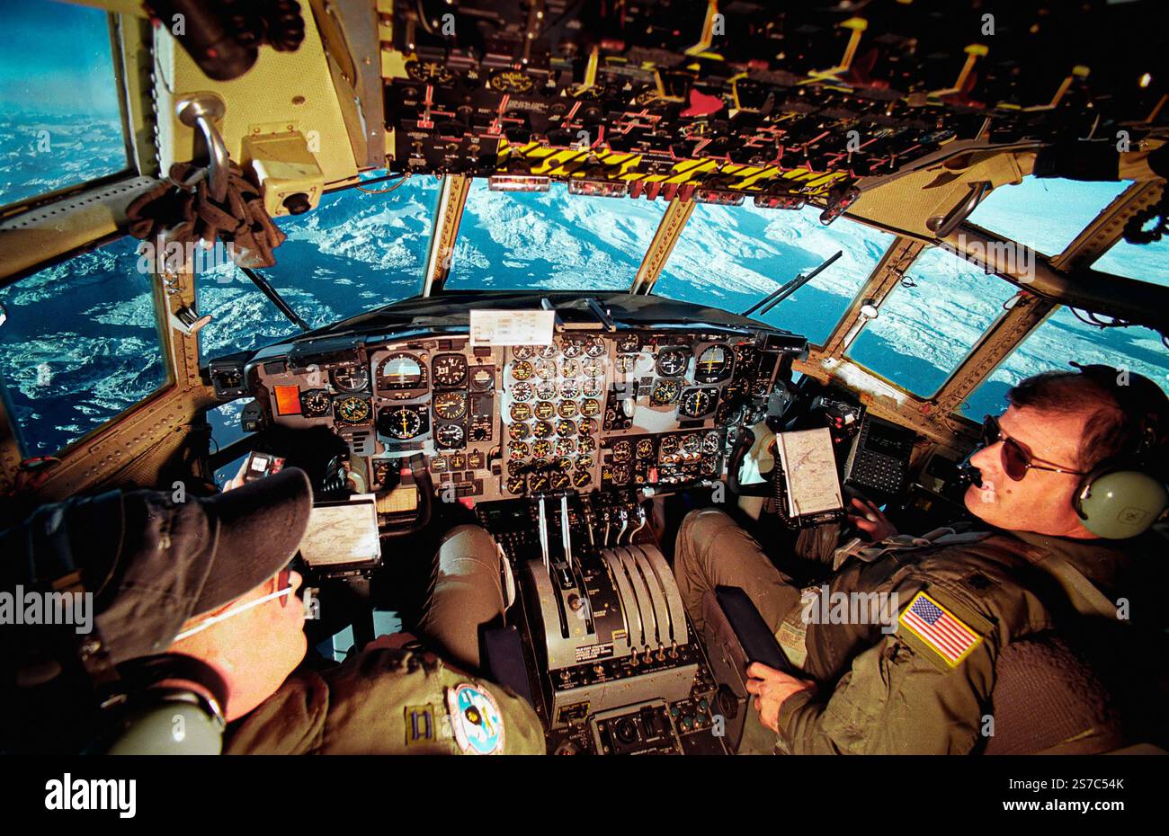 Kangerlussuaq, Groenland. 31 janvier 2008. Groenland : pilotes dans le cockpit d'un avion de transport C-130 exploité par la Garde nationale aérienne de New York . Le crarft aérien est en route vers Kangerlussuaq, dans le sud du Groenland, avec un contingent d'équipages de l'USAF, le Groenland icecapapas pour l'entraînement à la survie dans l'Arctique. L'avion est exploité par la 109th Airlift Wing, spécialisée dans les missions polaires. Territoire autonome qui reste une partie du Danemark, le Groenland, situé dans l'Atlantique Nord entre le Canada et l'Islande, a une énorme masse continentale de 2. Crédit : ZUMA Press, Inc/Alamy Live News Banque D'Images