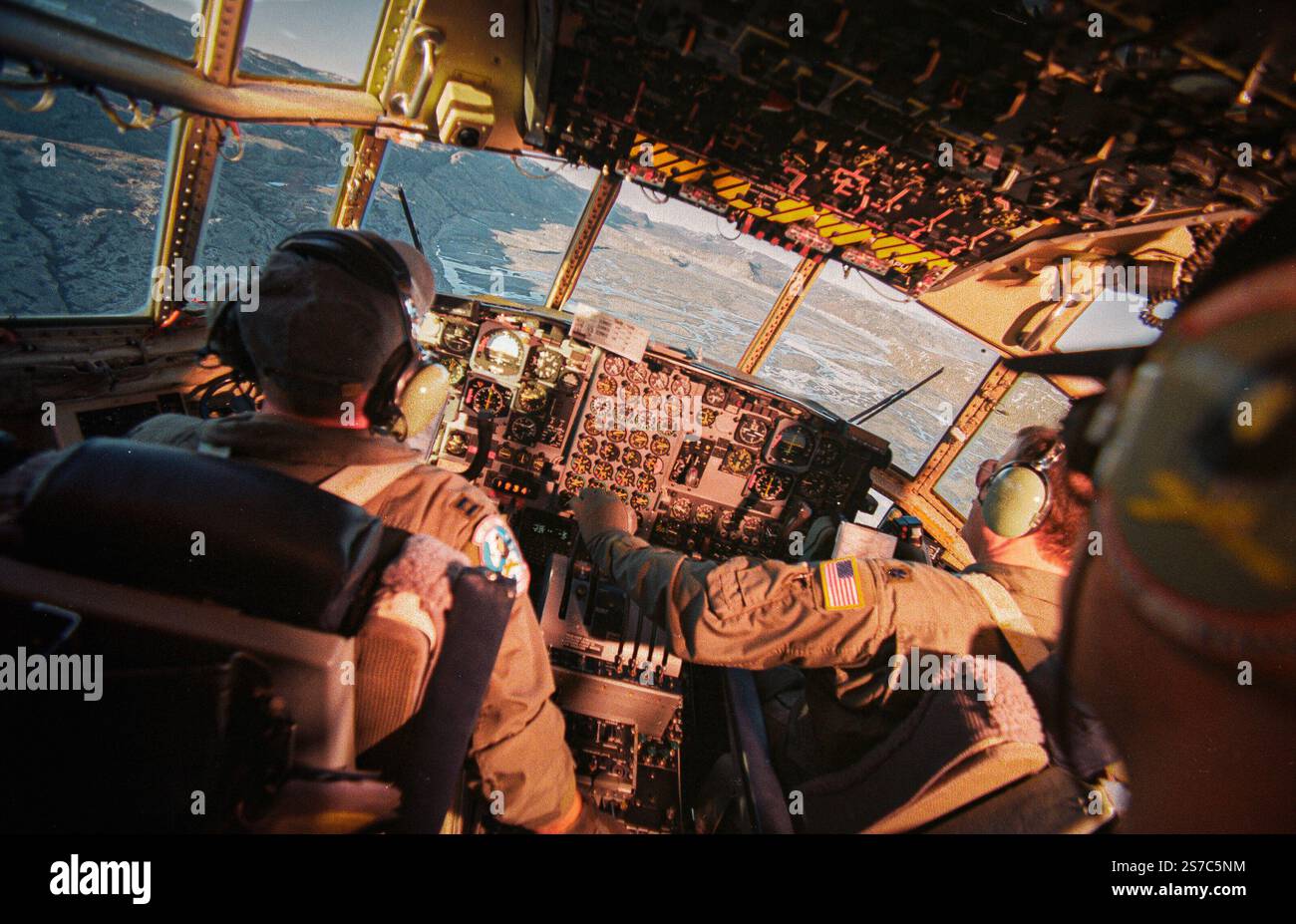 Kangerlussuaq, Groenland. 19 janvier 2025. Groenland : pilotes dans le cockpit d'un avion de transport C-130 exploité par la Garde nationale aérienne de New York . Le crarft aérien est en route vers Kangerlussuaq, dans le sud du Groenland, avec un contingent d'équipages de l'USAF, le Groenland icecapapas pour l'entraînement à la survie dans l'Arctique. L'avion est exploité par la 109th Airlift Wing, spécialisée dans les missions polaires. Territoire autonome qui reste une partie du Danemark, le Groenland, situé dans l'Atlantique Nord entre le Canada et l'Islande, a une énorme masse continentale de 2. Crédit : ZUMA Press, Inc/Alamy Live News Banque D'Images