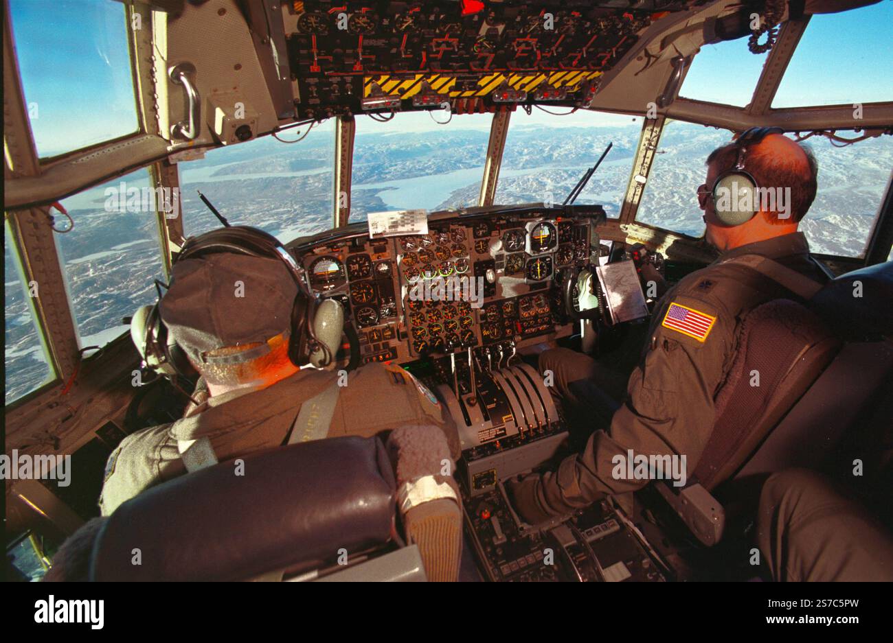 Kangerlussuaq, Groenland. 19 janvier 2025. Groenland : pilotes dans le cockpit d'un avion de transport C-130 exploité par la Garde nationale aérienne de New York . Le crarft aérien est en route vers Kangerlussuaq, dans le sud du Groenland, avec un contingent d'équipages de l'USAF, le Groenland icecapapas pour l'entraînement à la survie dans l'Arctique. L'avion est exploité par la 109th Airlift Wing, spécialisée dans les missions polaires. Territoire autonome qui reste une partie du Danemark, le Groenland, situé dans l'Atlantique Nord entre le Canada et l'Islande, a une énorme masse continentale de 2. Crédit : ZUMA Press, Inc/Alamy Live News Banque D'Images