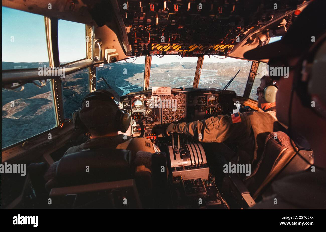 Kangerlussuaq, Groenland. 19 janvier 2025. Groenland : pilotes dans le cockpit d'un avion de transport C-130 exploité par la Garde nationale aérienne de New York . Le crarft aérien est en route vers Kangerlussuaq, dans le sud du Groenland, avec un contingent d'équipages de l'USAF, le Groenland icecapapas pour l'entraînement à la survie dans l'Arctique. L'avion est exploité par la 109th Airlift Wing, spécialisée dans les missions polaires. Territoire autonome qui reste une partie du Danemark, le Groenland, situé dans l'Atlantique Nord entre le Canada et l'Islande, a une énorme masse continentale de 2. Crédit : ZUMA Press, Inc/Alamy Live News Banque D'Images