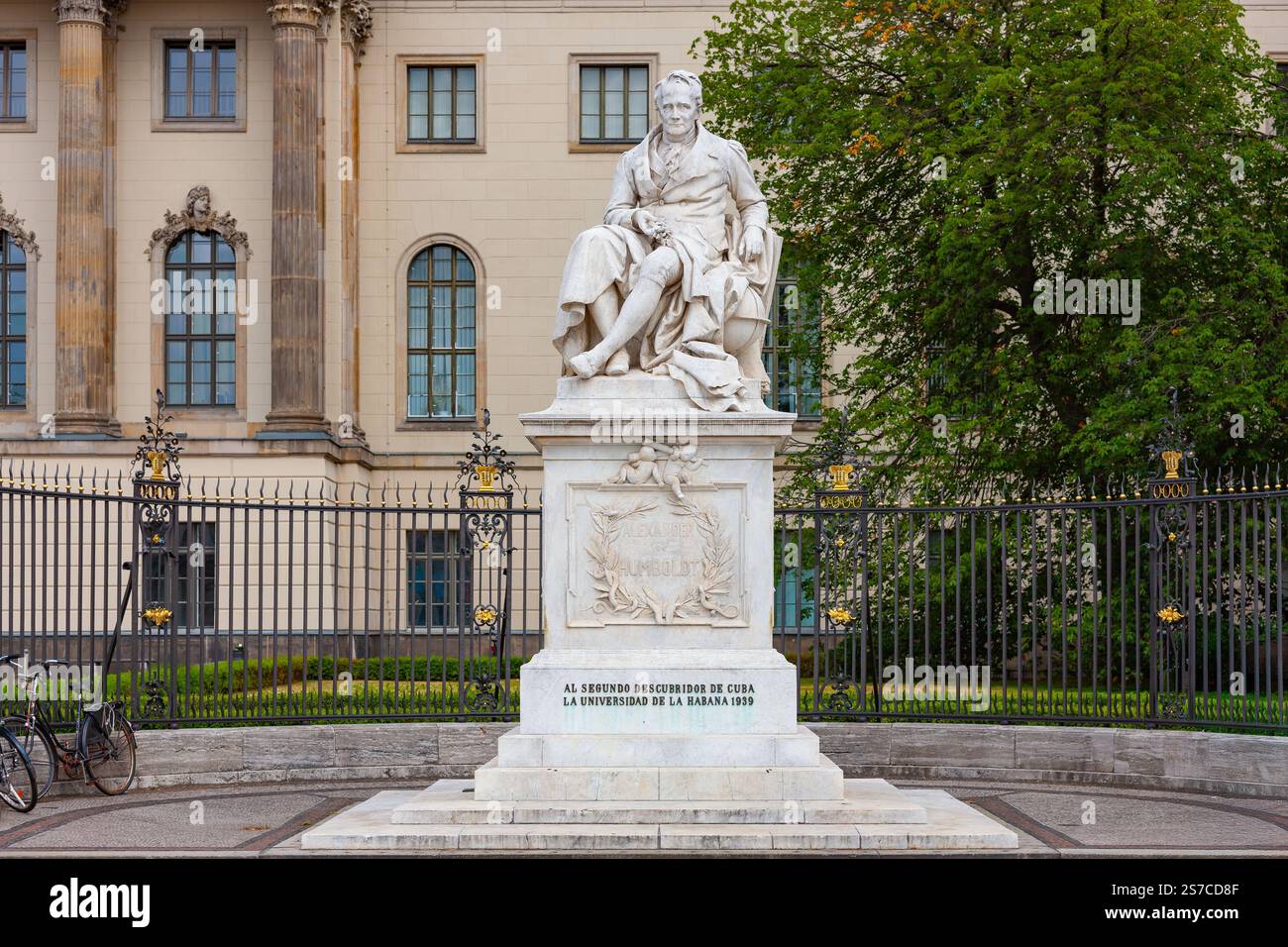Berlin, Allemagne - 18 juillet 2010 : Mémorial Alexander von Humboldt. Statue de polymath prussien et de spécialiste des sciences naturelles, en face de l'Université Humboldt. Banque D'Images