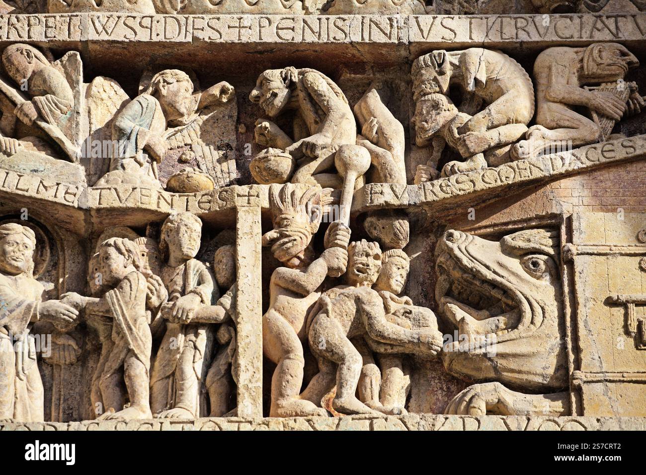 Les reliefs en pierre présentent des personnages détaillés et des événements de l'histoire, offrant un aperçu de l'art de Conques, en France. Banque D'Images