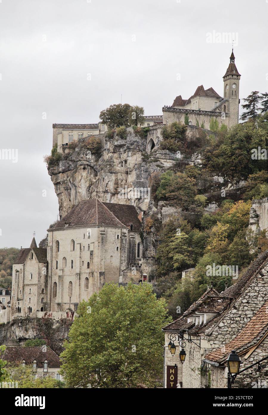Rocamadour présente une architecture époustouflante à flanc de falaise au milieu d'une végétation luxuriante et d'un ciel spectaculaire, riche en histoire. Banque D'Images