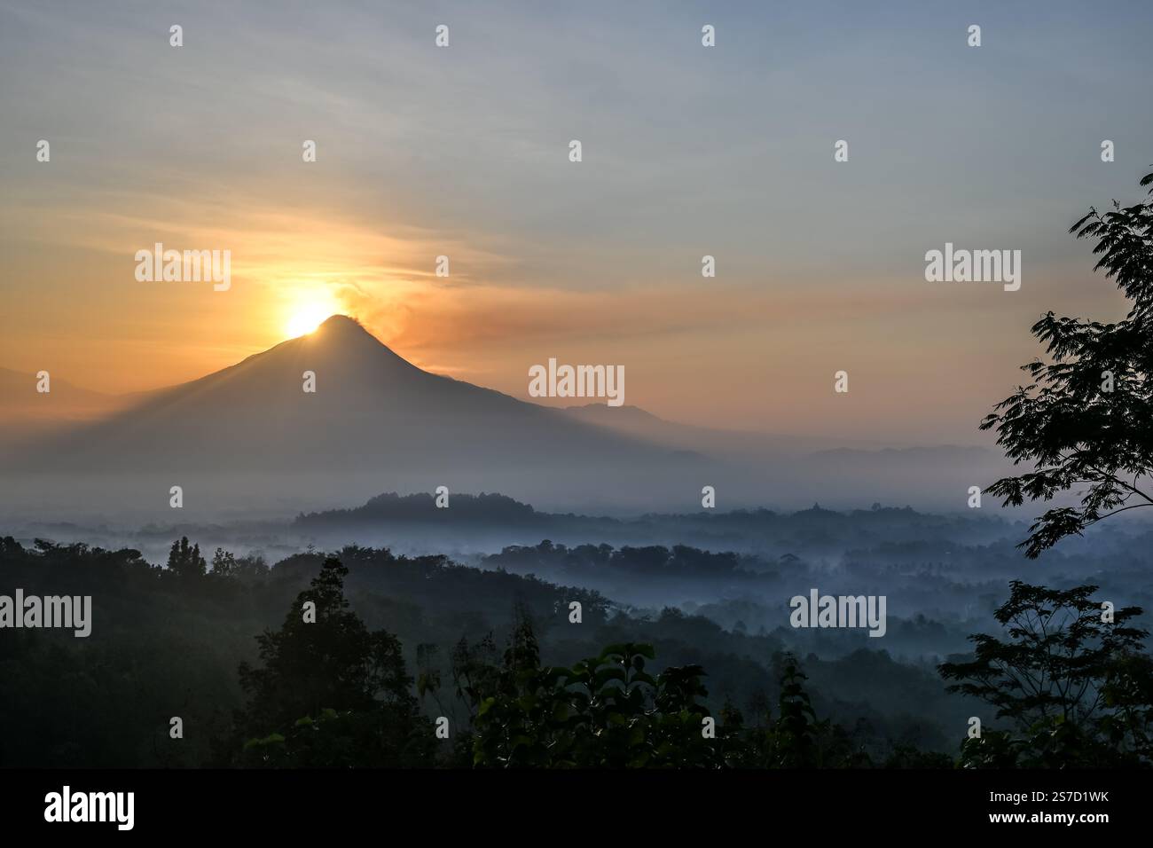 Lever de soleil sur Borobudur dans la brume matinale et fumer Merapi vulcano, Java central, Indonésie Banque D'Images