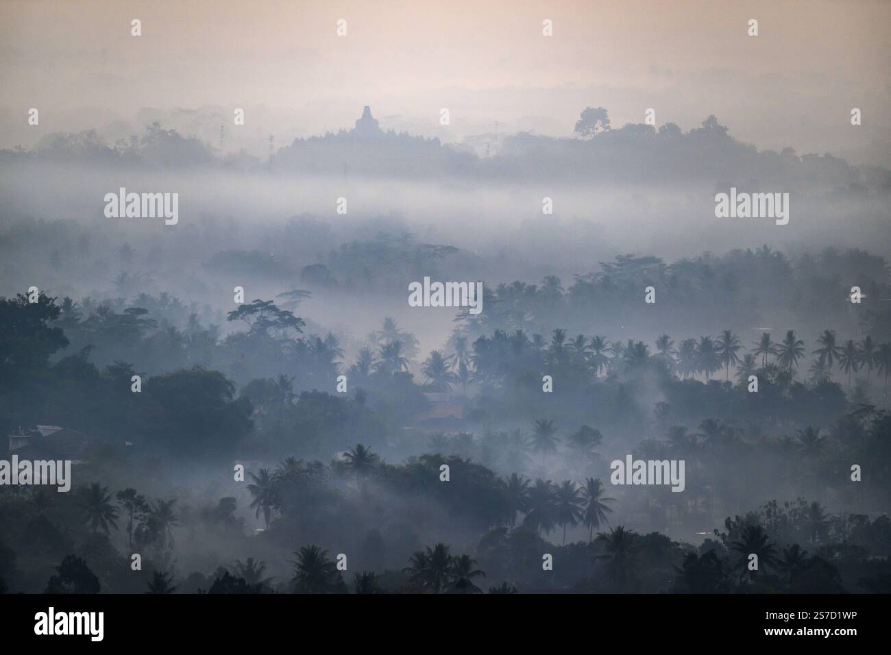 Lever du soleil sur Borobudur dans la brume matinale, Java central, Indonésie Banque D'Images