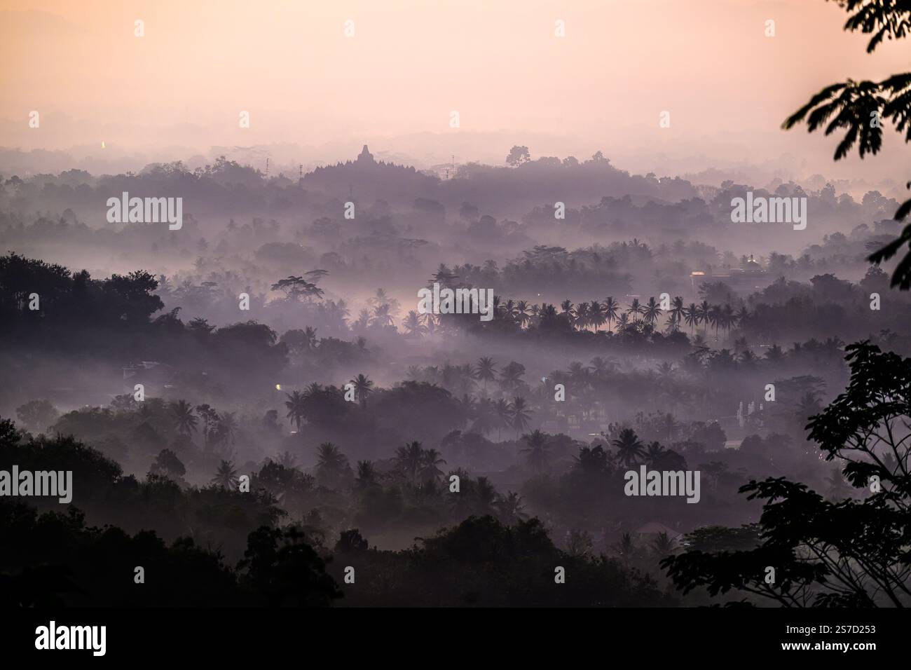 Lever du soleil sur Borobudur dans la brume matinale, Java central, Indonésie Banque D'Images