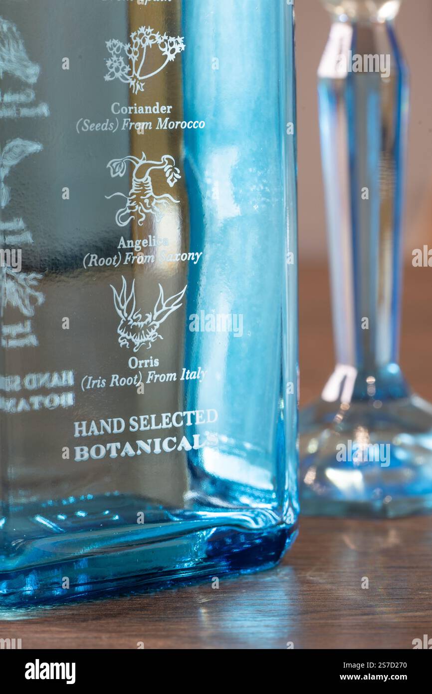 Bouteille de gin sec Bombay Sapphire London bleu emblématique avec les dix ingrédients botaniques gravés dans le verre et leur pays d'origine. ROYAUME-UNI Banque D'Images
