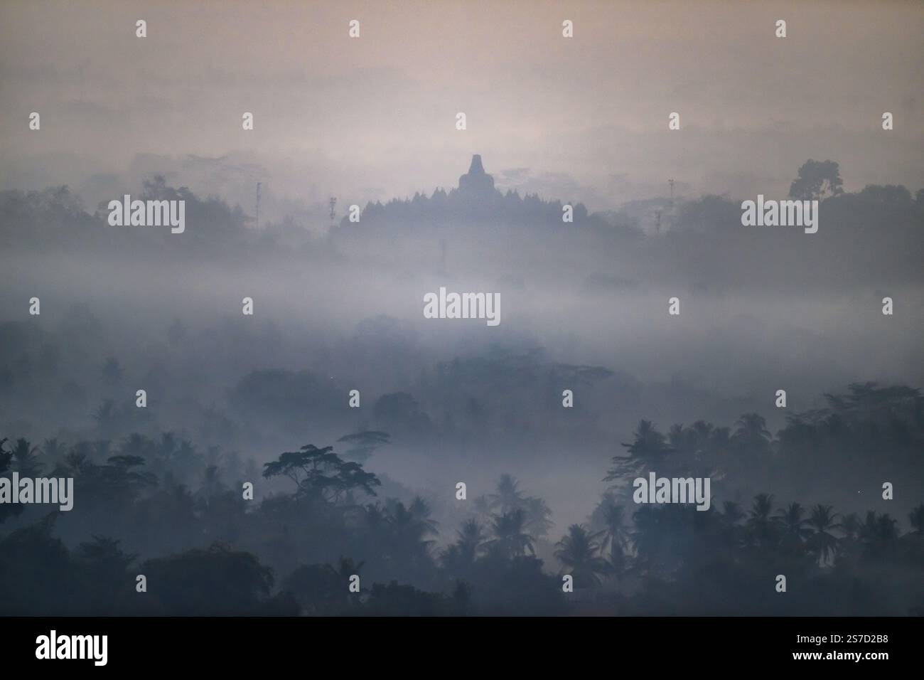 Lever du soleil sur Borobudur dans la brume matinale, Java central, Indonésie Banque D'Images